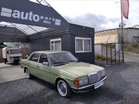Mercedes-Benz 200 Sedan / Limuzína 2,0 l 40 kw