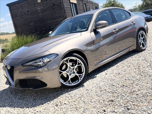 Alfa Romeo Giulia Sedan / Limuzína 2,1 l 110 kw